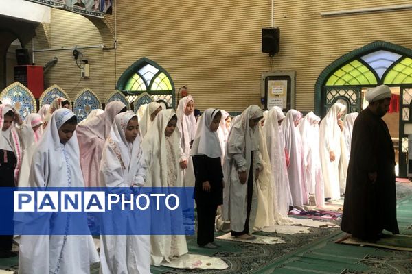 حضور دانش آموزان دبستان هدی یک به مناسبت هفته پیشگیری از آسیب های اجتماعی در مسجد صاحب الزمان (عج) 