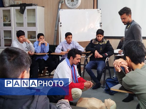 حضور دانش‌آموزان دبیرستان نمونه دانش در پایگاه هلال احمر کاشمر