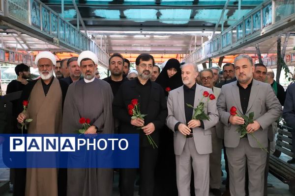 ادای احترام مسئولان قم به شهدا در هفته دولت