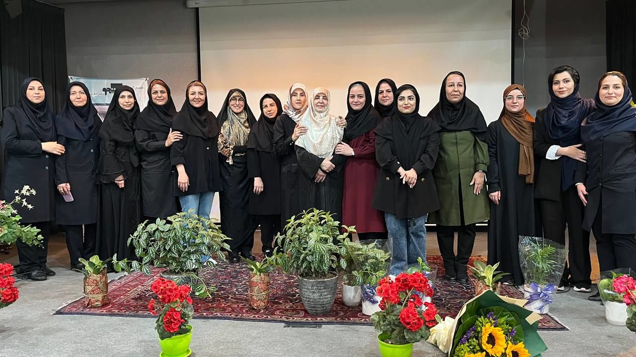 ادای احترام به طلایه‌داران دانایی در جشن باشکوه روز معلم در مدرسه دانشجو