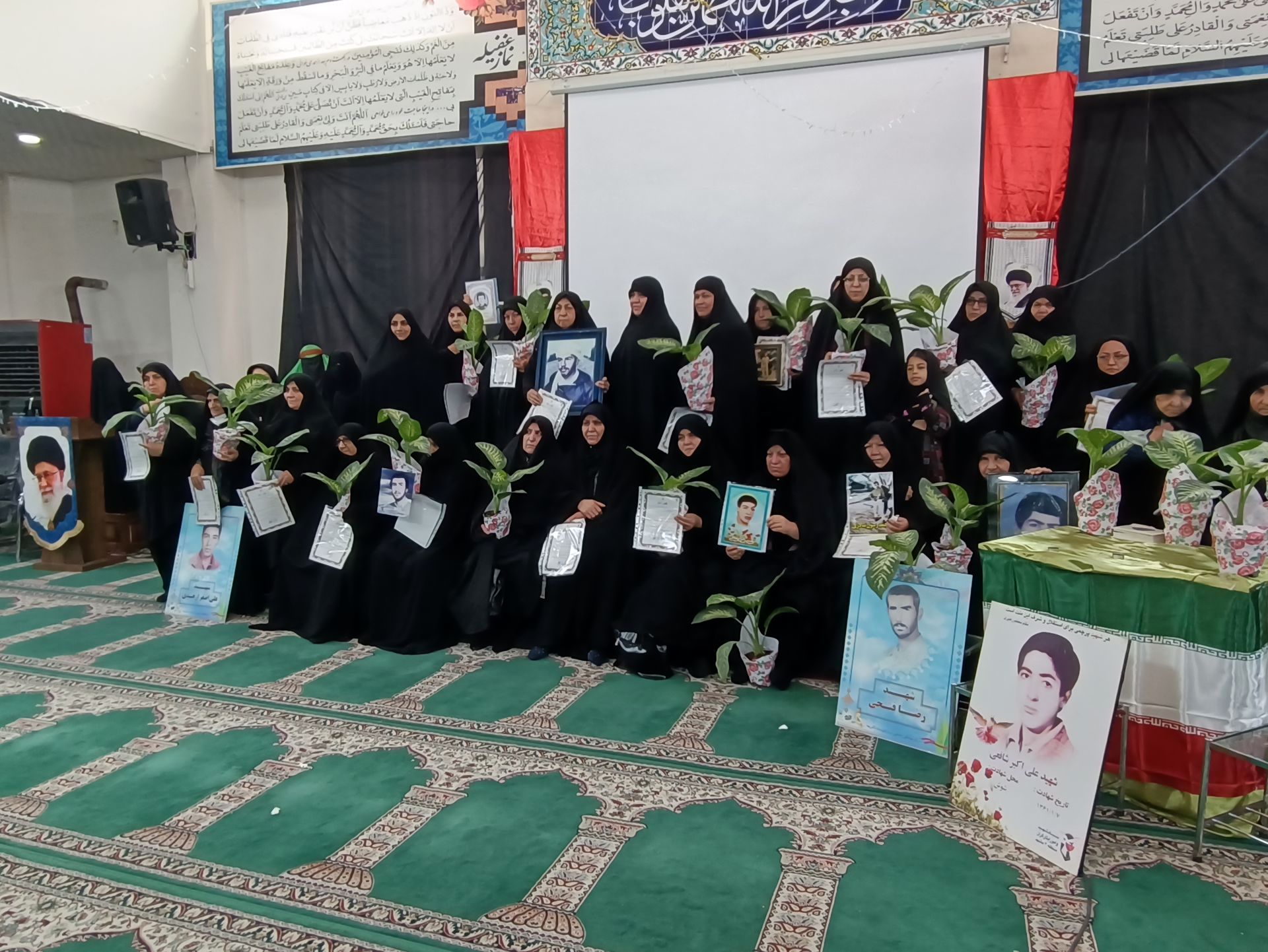 تکریم خانواده شهدا در مسجد حضرت محمد مشهد مقدس