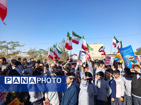 قدم‌های کوچک، ایمان‌های بزرگ؛ حضور باشکوه دانش‌آموزان دبستان برادران ابراهیمی‌نیا در ۱۳ آبان