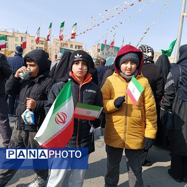 مردم غیور ملارد با حضور پرشور خود در راهپیمایی ۲۲ بهمن، ثابت کردند که همچنان پای انقلاب اسلامی ایستاده‌اند.