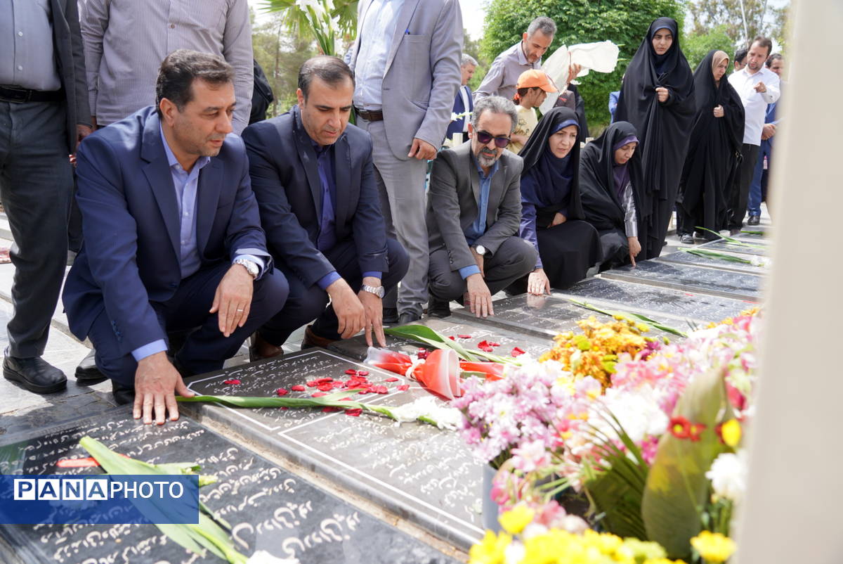 مراسم عطرافشانی قبور مطهر شهدا باحضور مدیرکل آموزشوپرورش استان اصفهان