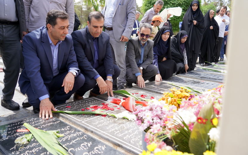 مراسم عطرافشانی قبور مطهر شهدا باحضور مدیرکل آموزش‌وپرورش استان اصفهان