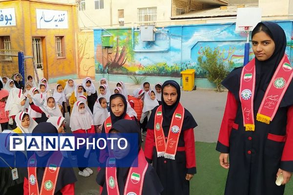 طنین زنگ کتاب در آموزشگاه مهدیزاده؛ آغاز پیاده‌روی فرهنگی تا کتابخانه ۱۵ خرداد پیشوا