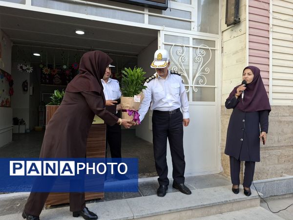 بازدید ماموران نیروی انتظامی در مدرسه 17شهریور بجنورد