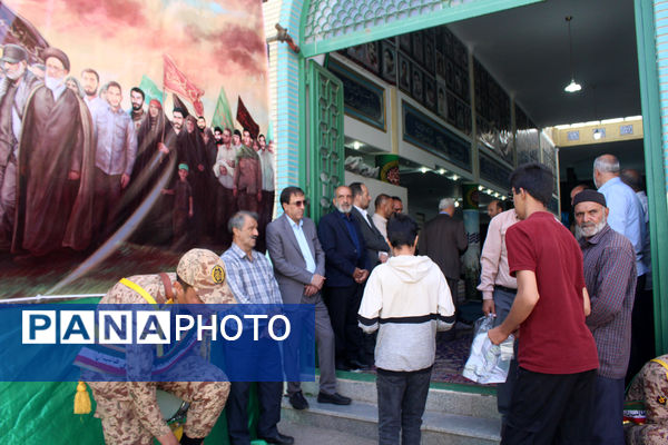 جلوه‌هایی از همدلی گروه‌های مردمی در برپایی یادواره شهدای روستای فردو