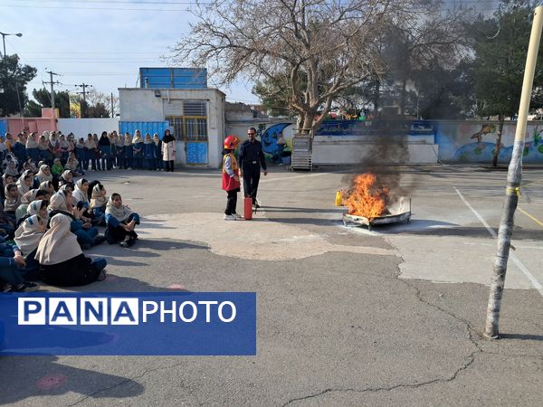 آموزش پیشگیری از مخاطرات چهارشنبه سوری در دبستان سمیه