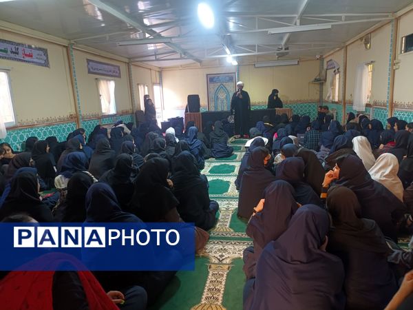 عطر فاطمی در فضای آموزش دبیرستان میرزا جعفر سروقد با برپایی ایستگاه صلواتی 