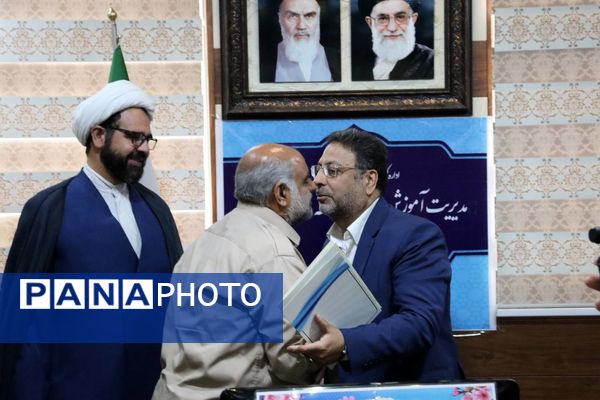 گرامیداشت هفته معلم با تجلیل از فرهنگیان آموزش و پرورش منطقه ۱۴ 