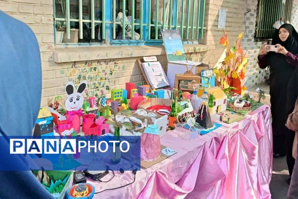 نمایشگاه دستاوردهای دانش آموزی در دبستان دخترانه وحیدکیهانی ناحیه یک شهرری