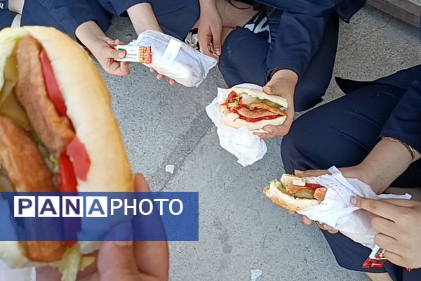 بازارچه غذا و صنایع دستی دانش آموزان دبیرستان صدیقه کبری 