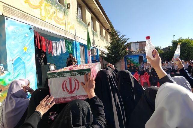 دبیرستان نجم میزبان پیکر یک شهید گمنام شد