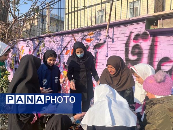 پاکسازی حیاط مدرسه و جمع‌آوری زباله‌ها توسط مدیر و معاونان و مربی و دانش‌آموزان