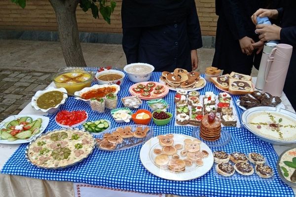 جشنواره صبحانه سالم در هنرستان موفقیان شهرستان نظرآباد