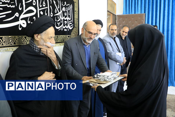 اهدای هدایای مقام معظم رهبری به دانش‌آموزان بیرجندی 
