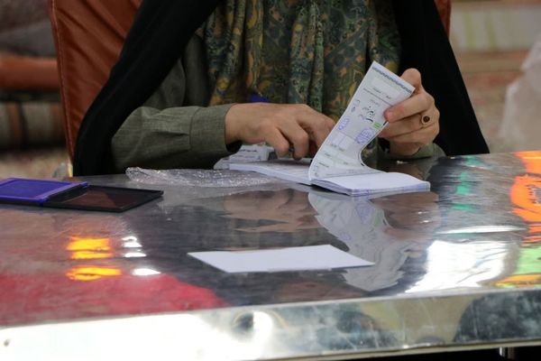 حضور شورآفرین مردم شهرستان راور در پای صندوق‌های رای