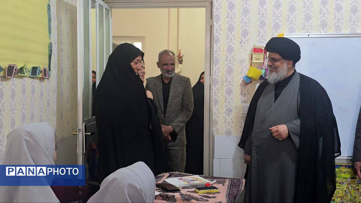 بازدید امام جمعه و مدیر آموزش‌ و پرورش بافق از دبستان هفتم تیر