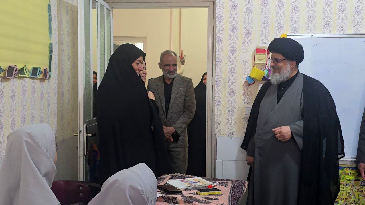بازدید امام جمعه و مدیر آموزش‌ و پرورش بافق از دبستان هفتم تیر