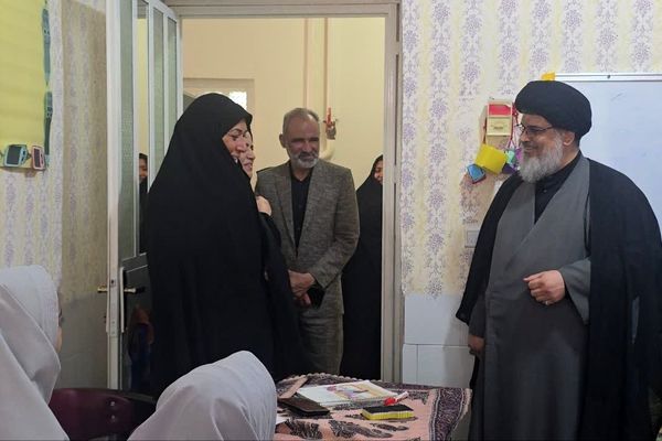 بازدید امام جمعه و مدیر آموزش‌ و پرورش بافق از دبستان هفتم تیر