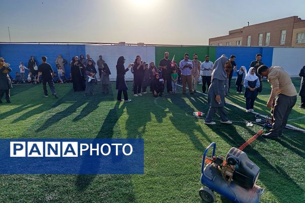 هیجان پرتاب موشک آبی در هفته هوافضا با حضور دانش‌آموزان در پژوهشسرای خواجه نصیرالدین طوسی