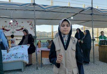 آماده سازی غرفه‌های صنایع دستی و محصولات محلی در شهر بار نیشابور