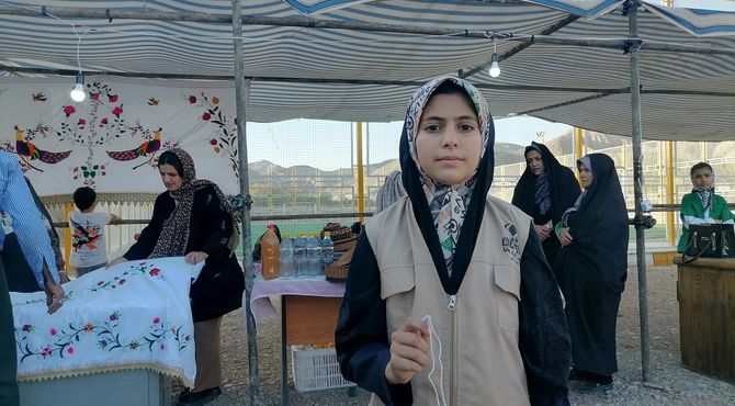 آماده سازی غرفه‌های صنایع دستی و محصولات محلی در شهر بار نیشابور