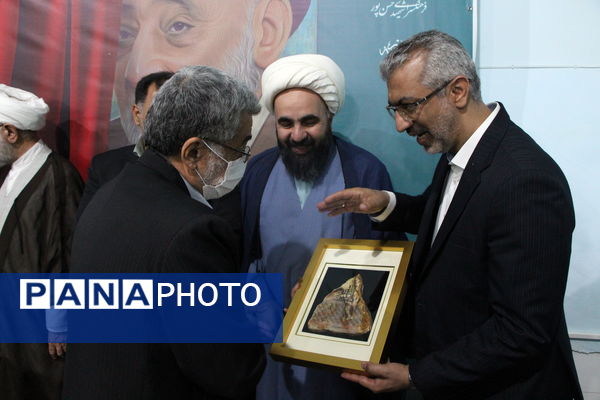 رونمایی از کتاب «علاقه‌بند مردم» در یزد 