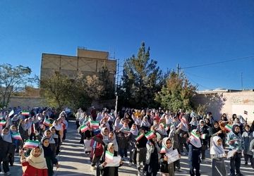 طنین استکبار ستیزی و شور و نشاط دانش آموزان در دبستان شهید نجفی فدافن