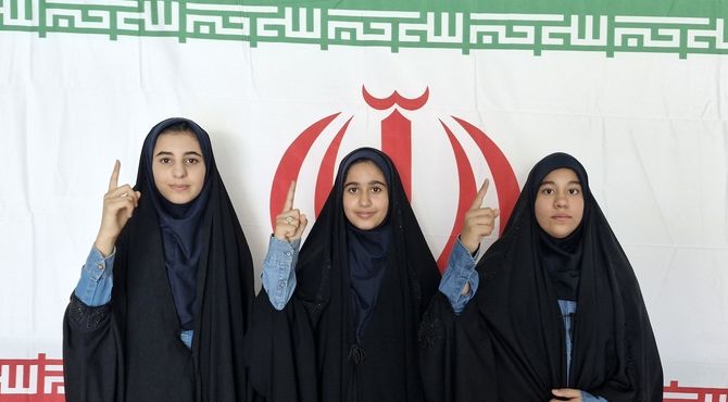 تا جان در بدن است پای کار ایرانیم