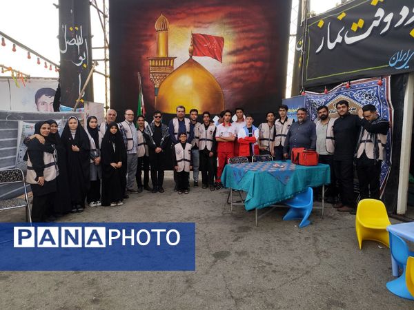 دانش‌آموزان در موکب دانش‌آموزی عشاق‌الحسین از زائرین کربلای معلی پذیرایی کردند