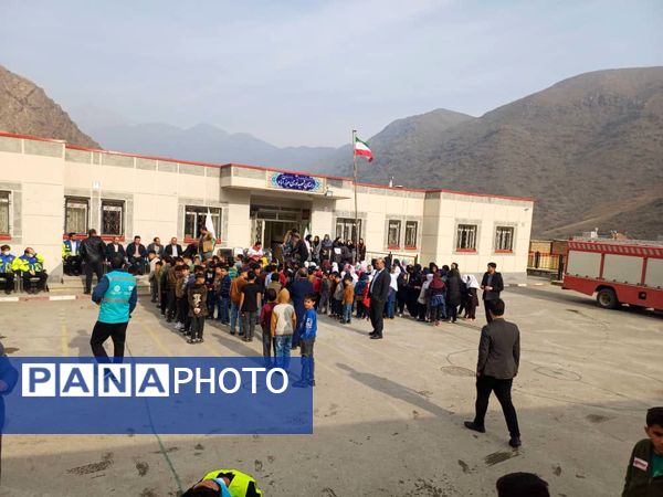 اجرای مانور سراسری زلزله در مدرسه شهید نوری مرزآباد شهرستان خدا آفرین