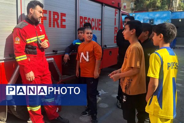 آموزش توسط آتش‌نشانان در دبستان معارف ۶