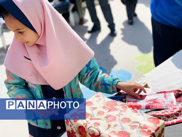 نواختن زنگ جشن نیکوکاری در دبستان زینب قهرمانی مه ولات