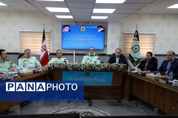 گل‌های قدردانی دانش‌آموزان پیشتاز برای حافظان امنیت