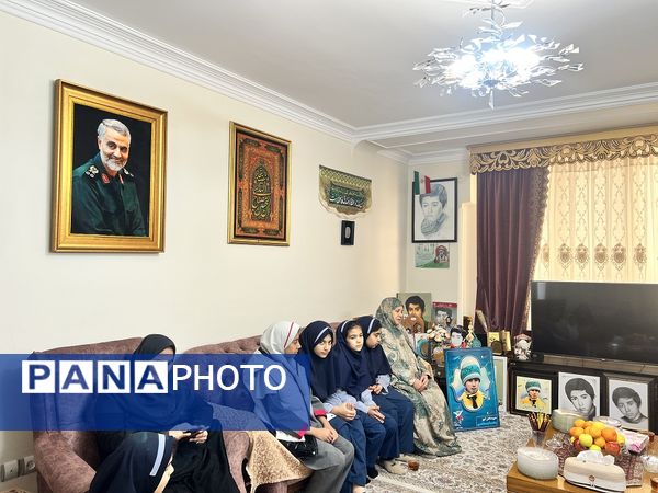 دیدار دانش‌آموزان دبستان المهدی ناحیه 2 کرج با خانواده دانش‌آموز شهید رضا پناهی