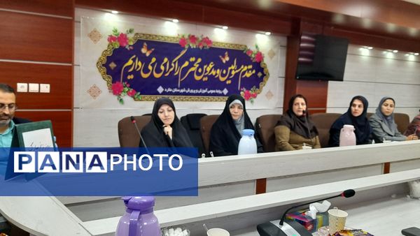 مراسم تجلیل از زحمات بانوان اداره آموزش و پرورش ملارد به مناسبت روز مادر 