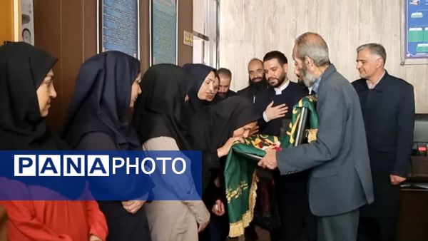 پرچم گردانی حرم مطهر امام رضا (ع) در دبیرستان دخترانه خدیجه کبری (س) ناحیه۴ اصفهان