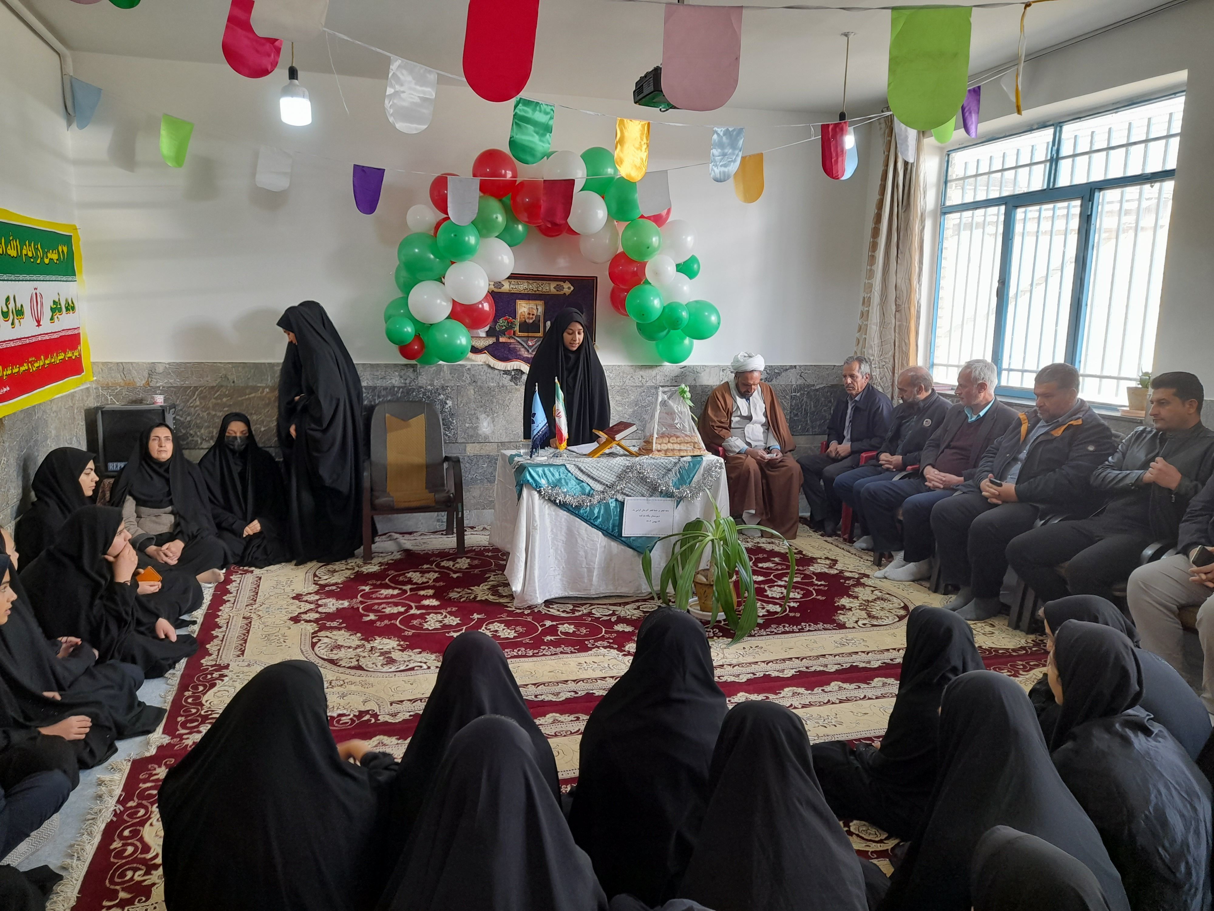 نواخته شدن زنگ گلبانگ انقلاب اسلامی در دبیرستان پگاه روستای مارکده