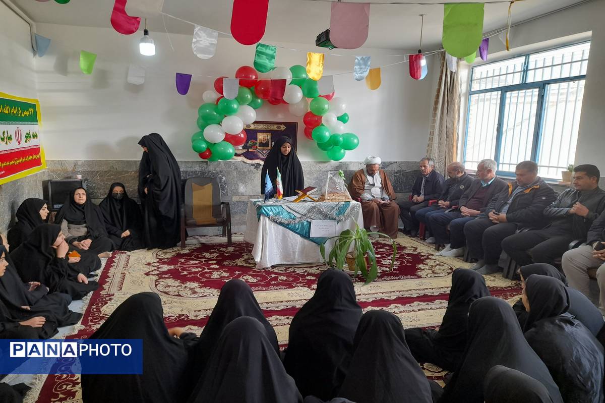 نواخته شدن زنگ گلبانگ انقلاب اسلامی در دبیرستان پگاه روستای مارکده