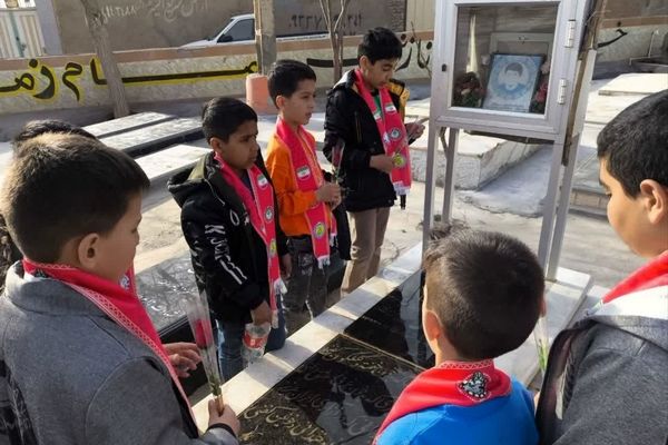 غبارروبی مزار شهدا توسط دانش‌آموزان دبستان شهید پسندیده فدافن