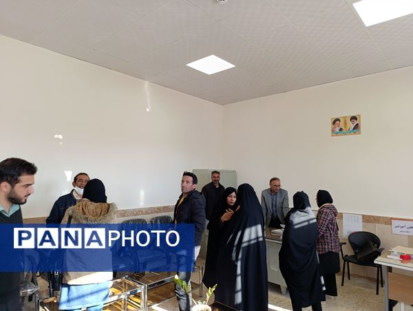 جلسه انجمن اولیا و مربیان آموزشگاه نمونه دولتی مرحوم طاووسی