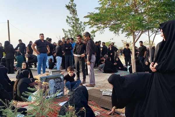زیارت اهل قبور در غروب تاسوعای حسینی در روستای نقاب