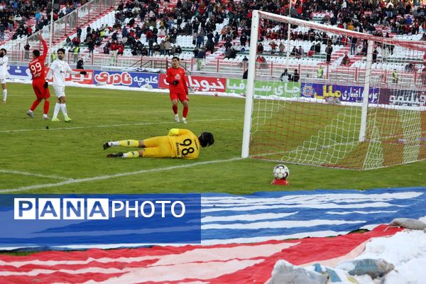 بازی تراکتور و ملوان در تبریز