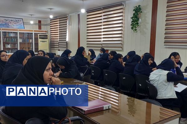 کارگاه آموزشی پیشگیری از آسیب‌های اجتماعی در دبیرستان دستغیب ناحیه 3 شیراز