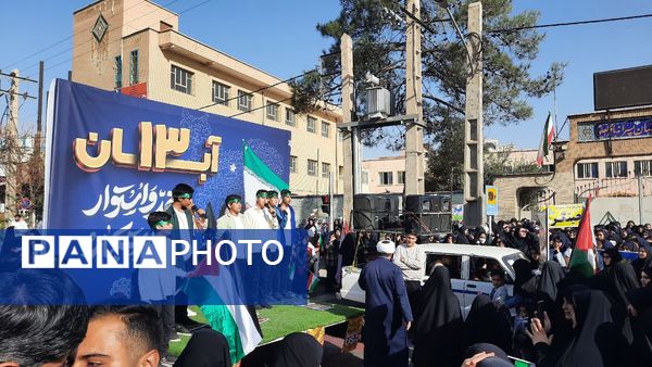 راهپیمایی پرشور دانش آموزان ساوجی در یوم الله ۱۳ آبان