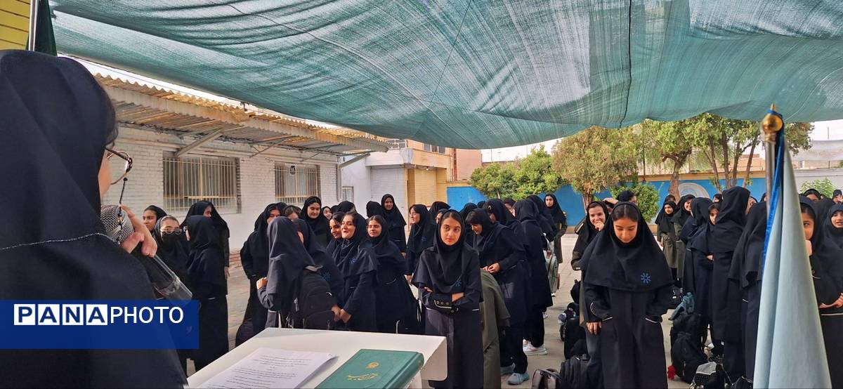آیین بازگشایی مدارس و استقبال از دانش آموزان در دبیرستان فرزانگان دوره ی اول
