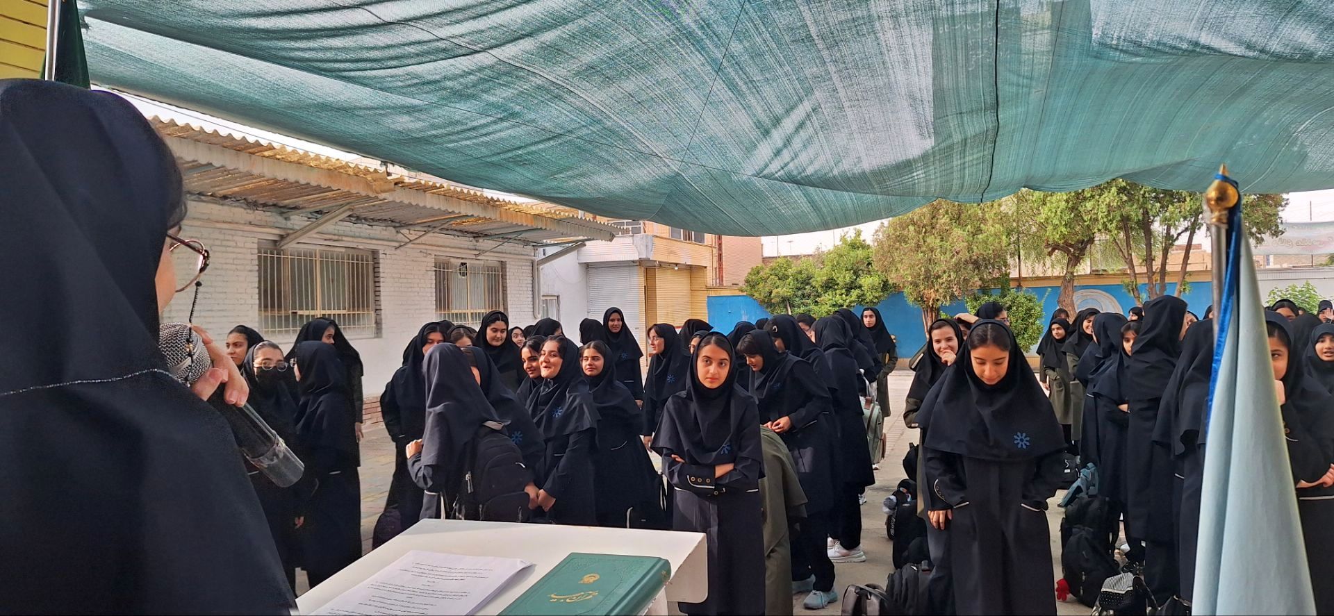 آیین بازگشایی مدارس و استقبال از دانش آموزان در دبیرستان فرزانگان دوره ی اول