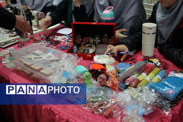برپایی بازارچه کسب و کار دانش‌آموزی در مدرسه حضرت معصومه (س) ناحیه 4 کرج